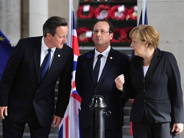 David Cameron, Francois Hollande a Angela Merkelová při červnovém setkání v Bruselu.