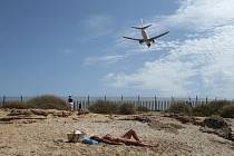 Žena se opaluje na pláži města Palma de Mallorca na španělských Baleárských ostrovech - Ilustrační foto