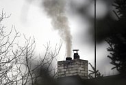 Smog, komín, kouř, znečištěné ovzduší, ekologie, topení - ilustrační foto