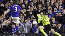 Brankář Chelsea Petr Čech chytá penaltu Leightona Bainese z Evertonu.
