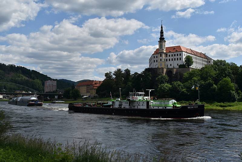 Děčín propluly tanky pro plzeňský pivovar.