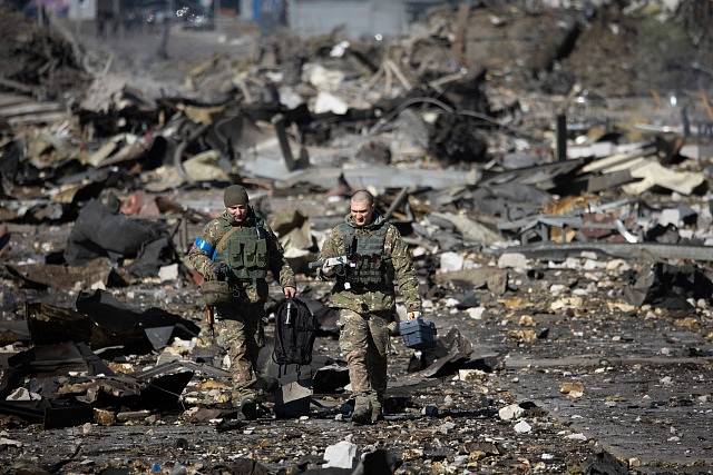 Zničené nákupní centrum v ukrajinském Kyjevě.