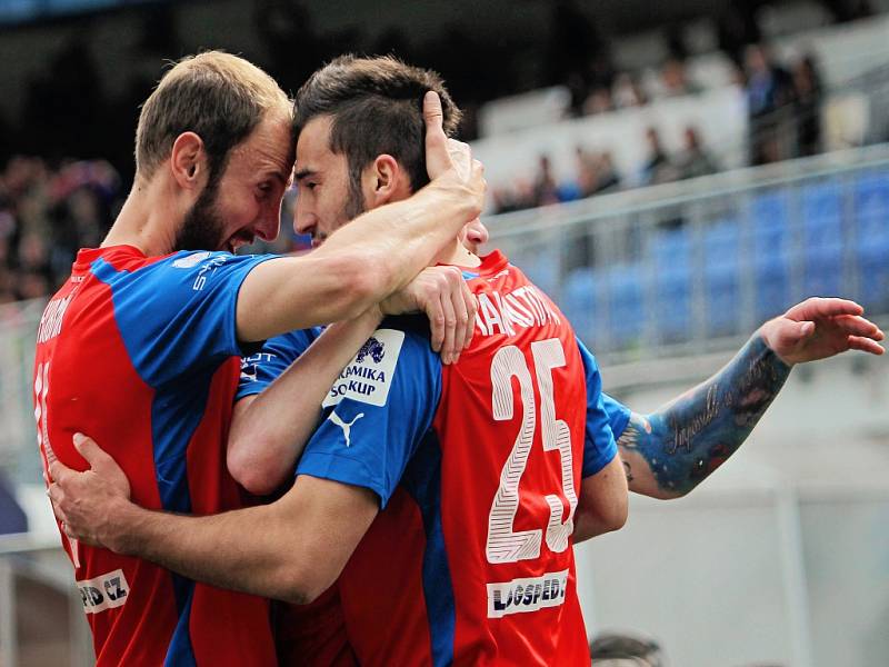 Zarostlí fotbalisté Plzně Roman Hubník (vlevo) a Aidin Mahmutovič se radují z gólu proti Brnu.
