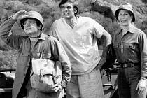 Gary Burghoff (Radar), Alan Alda (Hawkeye) a Loretta Switová (Margaret Houlihanová) při natáčení v roce 1976