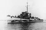 Americká bitevní loď připlouvá k ostrovu Kerama rettó poté, co byla 16. dubna 1945 zasažena japonským pilotem kamikaze