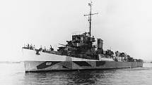 Americká bitevní loď připlouvá k ostrovu Kerama rettó poté, co byla 16. dubna 1945 zasažena japonským pilotem kamikaze