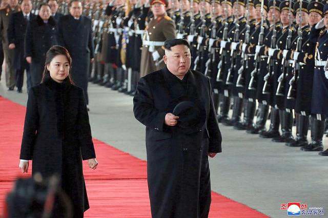 Kim Čong-un a jeho manželka Ri Sol-ču před odjezdem do Pekingu