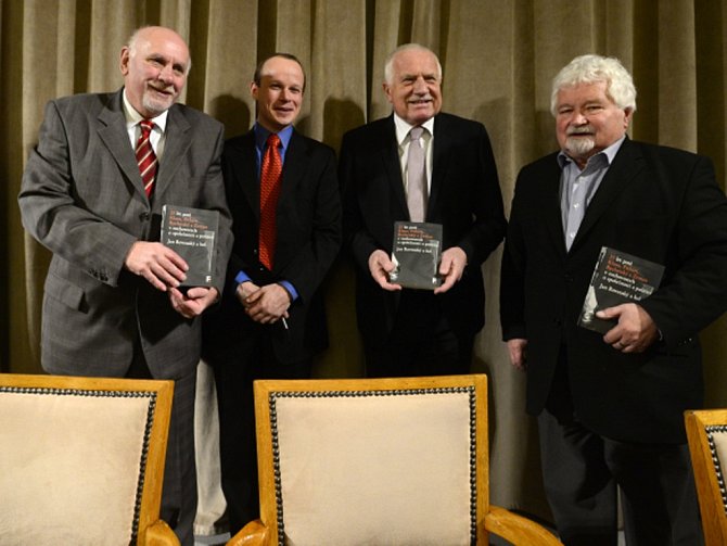 Pavel Rychetský (vlevo), Václav Klaus (druhý zprava) a Petr Pithart (vpravo) se zúčastnili 18. prosince v Praze představení knihy Jana Rovenského (druhý zleva) 25 let poté.