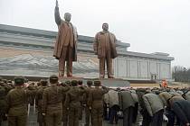 Zástupy lidí pokládaly květiny u Kimova památníku v hlavním městě Pchjongjangu, kde se v noci na dnešek na počest jeho posmrtných 73. narozenin uskutečnil i obří ohňostroj.