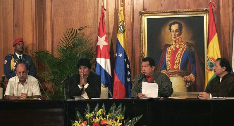 Latinskoameričtí vůdci v novém tisíciletí, zleva kubánský viceprezident Carlos Lager, bolívijský prezident Evo Moráles a jeho kolegové z Venezuely a Nicaraguy Hugo Chávez a Daniel Ortega