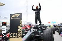 Lewis Hamilton se raduje ze sedmého titulu mistra světa formule 1, kterým vyrovnal rekord Michaela Schumachera.