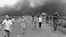 Fotografie dívky popálené napalmem z války ve Vietnamu. Facebook ji smazal z účtu norské předsedkyně vlády