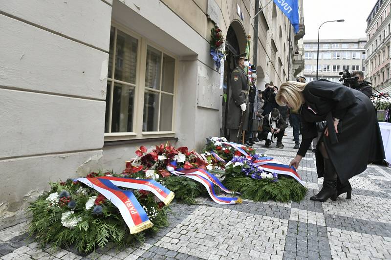 Pietní vzpomínka k uctění památky studentů Hlávkovy koleje, kteří se v roce 1939 stali obětí nacistické perzekuce a k připomenutí událostí z roku 1989, 17. listopadu 2021 v Praze. Ministryně financí Alena Schillerová.