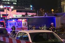 Do davu na vánočním trhu v centrální berlínské čtvrti Charlottenburg dnes večer vjel nákladní vůz.