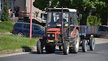 Traktor jede kolem sídla firmy Agrobech v Bechlíně, součásti koncernu Agrofert, která hospodaří na poškozeném poli