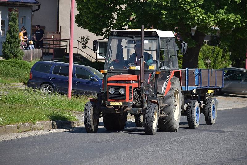 Traktor jede kolem sídla firmy Agrobech v Bechlíně, součásti koncernu Agrofert, která hospodaří na poškozeném poli