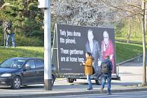 V pražském parku Velvarská u Evropské ulice na cestě z letiště k Pražskému hradu se dnes objevil billboard s tibetským dalajlamou a bývalým prezidentem Václavem Havlem.