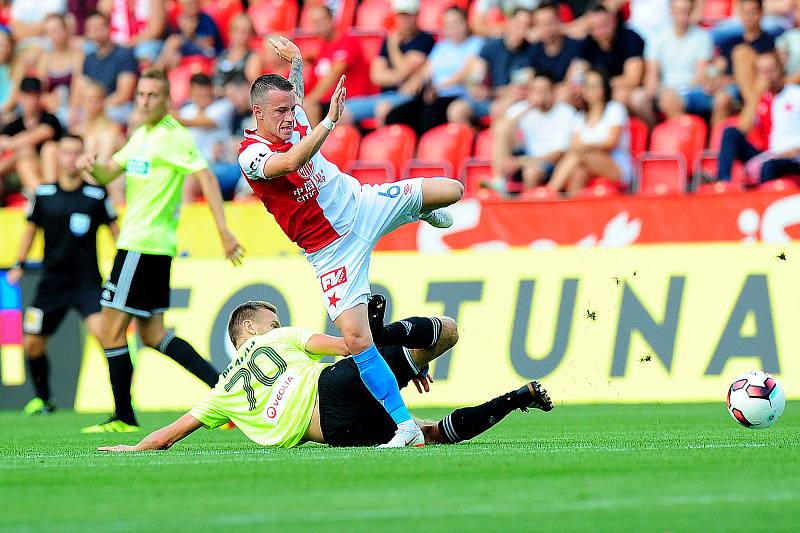 Fotbalové utkání Fortuna ligy mezi celky SK Slavia Praha  a MFK Karviná 28. července v Praze. Jan Sýkora vs Aleš Mertelj.