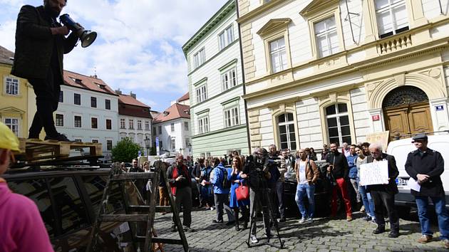 Lidé demonstrovali 30. dubna 2019 v Praze proti postupu ministra kultury Antonína Staňka při odvolání ředitele Národní galerie v Praze Jiřího Fajta a ředitele Muzea umění Olomouc Michala Soukupa.