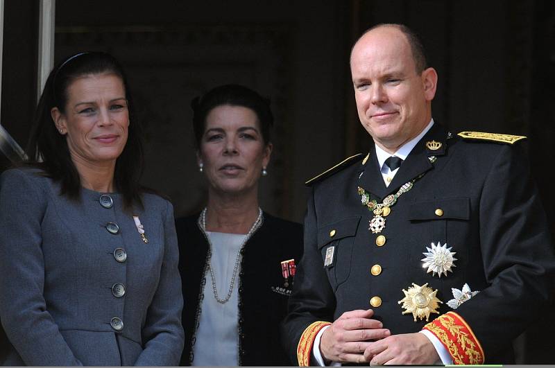 Princezna Stéphanie se sestrou Caroline a bratrem, knížetem Albertem, na balkoně královského paláce v roce 2009.