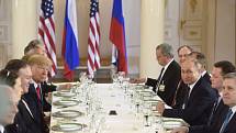 Vladimir Putin, Donald Trump i jejich delegace zasedli po více než dvouhodinovém jednání ke společnému obědu.