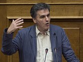 Řecký parlament zahájil debatu o nových úsporných opatřeních, o kterých má ještě dnes pozdě v noci hlasovat. Na snímku řecký ministr financí Euclid Tsakalotos.
