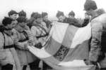 Vojáci Rudé armády s ukořistěným finským praporem, březen 1940