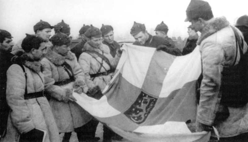 Vojáci Rudé armády s ukořistěným finským praporem, březen 1940