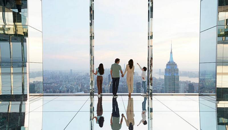 Mrakodrap One Vanderbilt v New Yorku nově nabídne jedinečnou vyhlídku na město. Lidé si pohled na New York vychutnají ze skleněných vyhlídkových boxů - průhledné jsou nejen zdi, ale i podlaha.