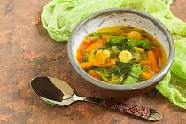 Tukožroutská polévka je plná zeleniny a bylinek.