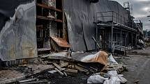 Ničený obchod, 24. února 2023, Hostomel, Ukrajina.