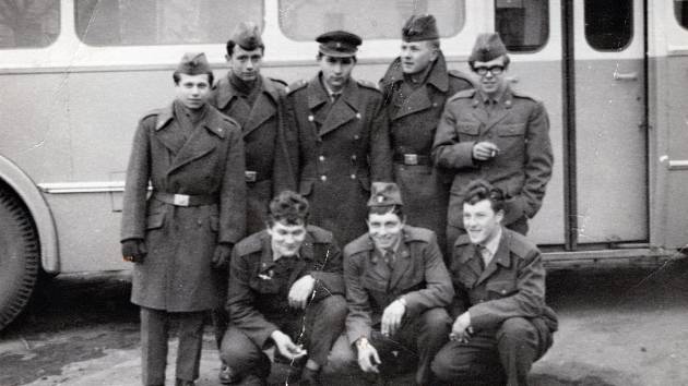 S kamarády. Pamětní fotka s kamarády z vojny pochází z února 1968, pořízená byla v Levoči. Luboš Koutný je na snímku v horní řadě první vpravo