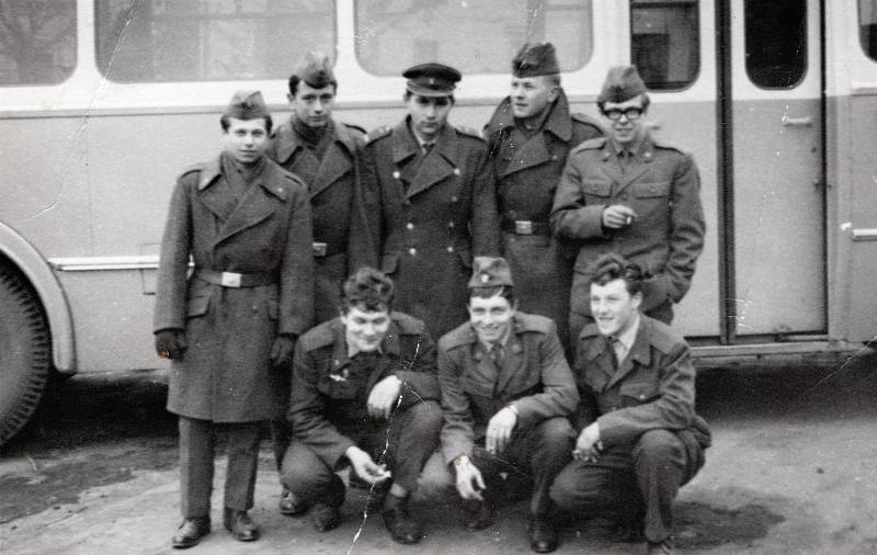 S KAMARÁDY. Pamětní fotka s kamarády z vojny pochází z února 1968, pořízená byla v Levoči. Luboš Koutný je na snímku v horní řadě první vpravo.