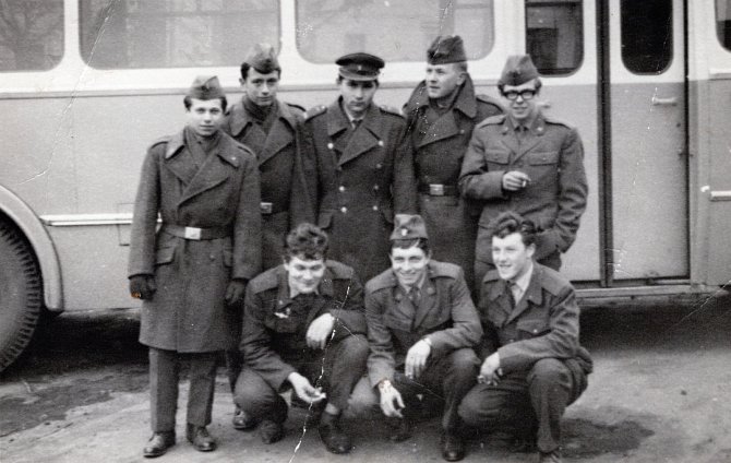 S kamarády. Pamětní fotka s kamarády z vojny pochází z února 1968, pořízená byla v Levoči. Luboš Koutný je na snímku v horní řadě první vpravo