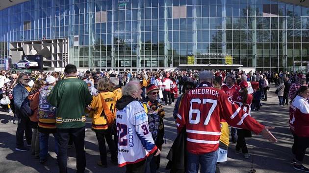 Fanoušci před hokejovou arénou v Helsinkách, kde se nehrálo kvůli požárnímu poplachu v hale.
