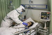 Sestra ošetřuje pacientku s koronavirem v nemocnici ve Wu-chanu v centrální provincii Chu-pej.