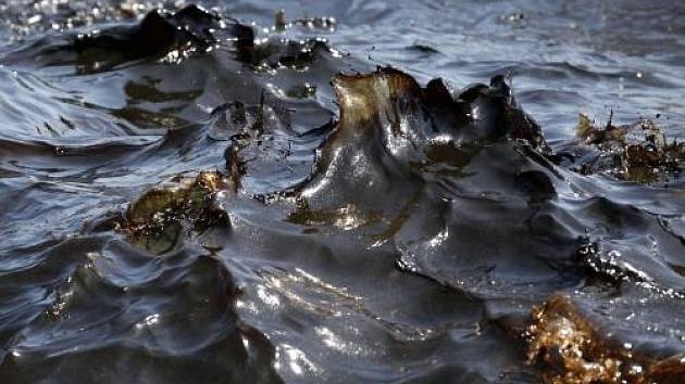 Ropa v moři - ilustrační foto.