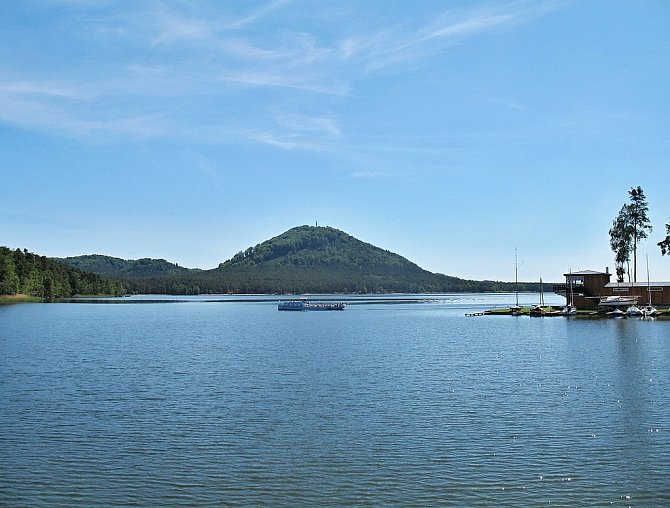 Máchovo jezero je šestý největší rybník v Česku a největší český rybník mimo jižní Čechy.