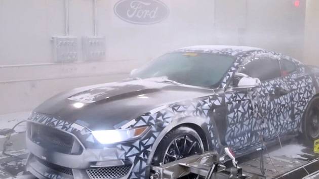 Testování nového Fordu Mustang v extrémních podmínkách.