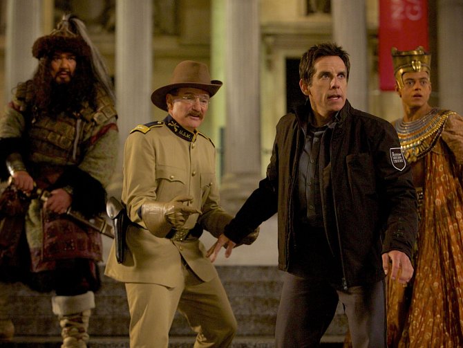 NOC V MUZEU 3. Ben Stiller se vrací v uniformě hlídače newyorského muzea (vpravo). Vedle něj Robin Williams jako prezident Roosevelt. 