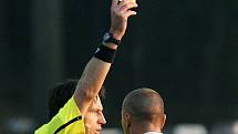 Tomáš Řepka se musel v utkání s Jabloncem hodně ovládat. Rozhodčí Roman Hrubeš mu dává žlutou kartu.