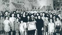 Dětský divadelní kolektiv z Terezína. Nacisté chtěli využít divadlo ke své propagandě, židovskému kolektivu se však podařilo vpašovat do hry slova o svobodě