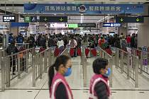 Davy lidí čekají 8. ledna 2023 na stanici v Hongkongu v odbavovací hale na odjezd do Číny, která po třech letech otevřela hranice a nevyžaduje už při jejich překročení karanténu, z Hongkongu vyrazily desetitisíce lidí
