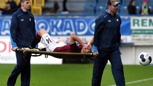 Utkání 27. kola první fotbalové ligy: FK Teplice - Sparta Praha, 1. května v Teplicích. Otřesený Martin Frýdek ze Sparty je odnášen ze hřiště.