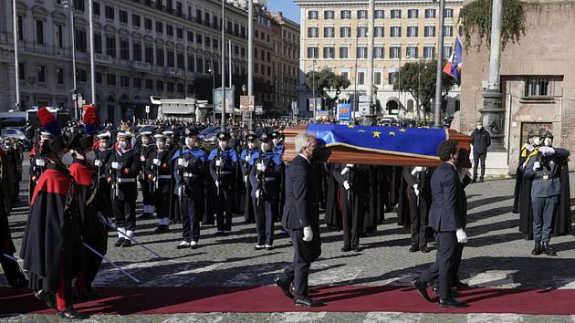 Rakev s ostatky Davida Sassoliho před v kostelem na náměstí Republiky v Římě, kde se 14. ledna 2022 konal státní pohřeb zesnulého předsedy Evropského parlamentu