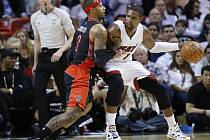 Chris Bosh z Miami (vpravo) a James Johnson z Toronta.