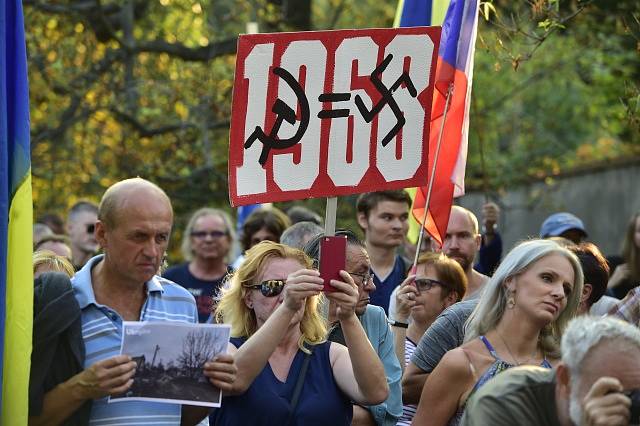 Demonstrace pod názvem "Nezapomínáme. Protestujeme." k 50. výročí okupace armádami Varšavské smlouvy se konala před ruskou ambasádou v Praze.