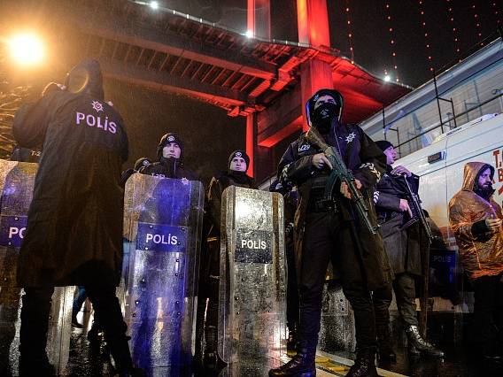 Nejméně 39 mrtvých a 69 raněných si podle dosavadních oficiálních informací vyžádal noční útok na istanbulskou diskotéku Reina, kde stovky lidí zrovna slavily příchod nového roku.