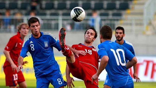 Kanonýr reprezentační jednadvacítky Jan Vošáhlík (uprostřed) a jeho nůžky v zápase s Řeckem.