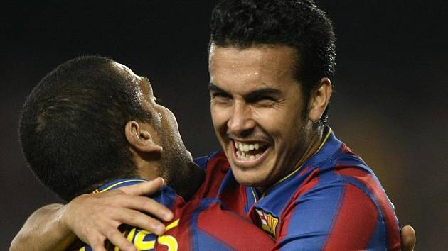 Pedro Rodriguez z Barcelony (vpravo) slaví se svým spoluhráčem Danielem Alvesem gól v Lize mistrů proti Interu Milán. 